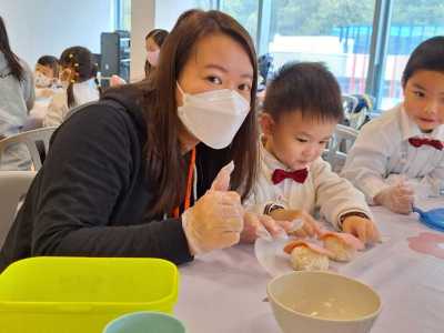 親子製作飯糰 Parent-child making rice balls